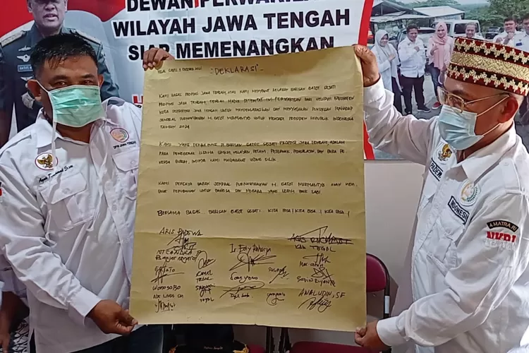 Ketua Umum BAGAS Aris  Padewa(kanan) dan Ketua DPW BAGAS Jawa Tengah Agus Rochmat memegang lembaran deklarasi dukungan terhadap Gatot Nurmantyo sebagai Capres 2024. (K.Wijayanto)