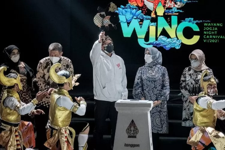 Menteri Pariwisata dan Ekonomi Kreatif Sandiaga Uno di pagelaran seni budaya Wayang Jogja Night Carnival (WJNC) 2021, Kamis  (7/10).  (ANTARA/HO-Kemenparekraf)