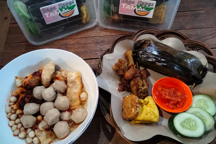 Menu Nasi Pepes dan Baso Aci di Tama Hedon, Kota Cirebon. (Mentari Samana)