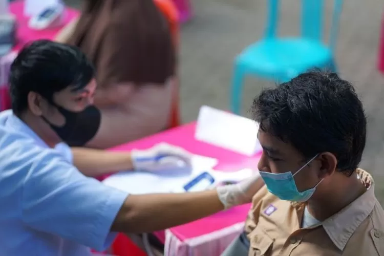 Seorang pelajar mendapatkan vaksinasi dari petugas kesehatan di Gorontalo.  ((ANTARA/Debby Mano))