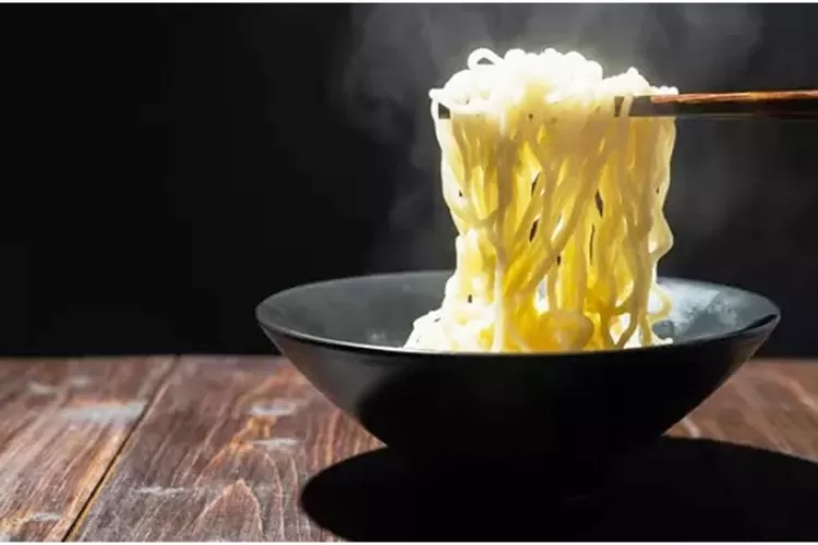 Air rebusan mie instan ternyata bisa buat tubuh mengalami manfaat luar biasa, begini caranya. (Nakita.id)