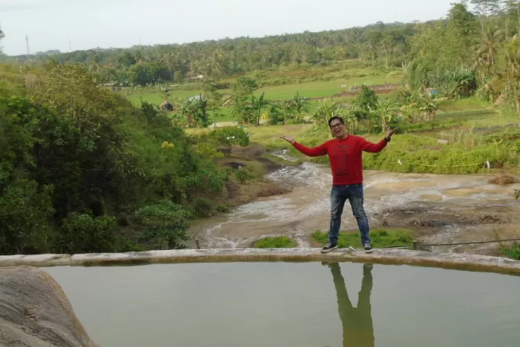 Hendra OB saat berwisata di pemandian air panas Tirta aguna (Foto dokumentasi Tirta Aguna)