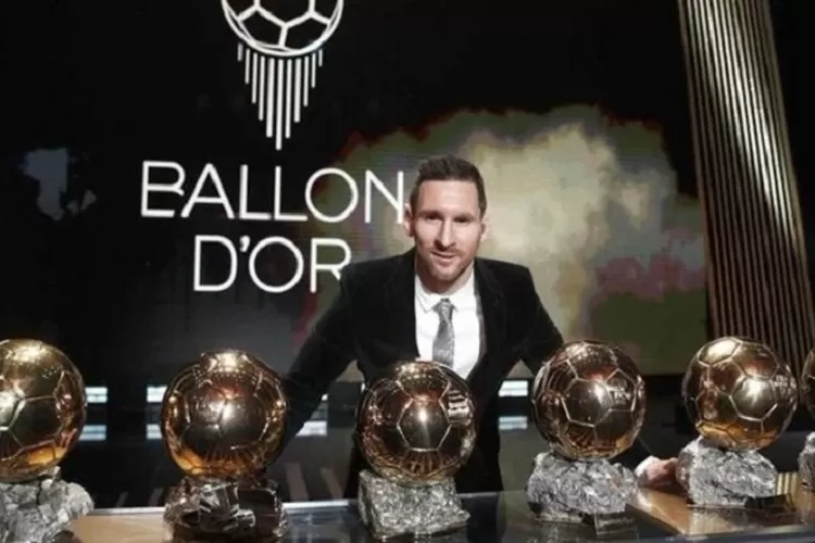 Lionel Messi dan Trophy  Ballon d'Or 2021 (Instagram)
