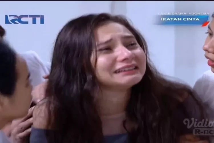 Jesica meronta menangis dan ingin lepas dari pegangan para perawat rumah sakit