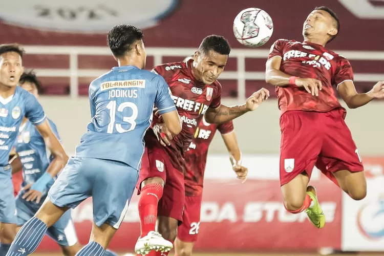 Albeto Golcalves berduel dengan pemain PSIM Jodikus pada pertandingan antara PSIM vs Persis, Selasa 12 Oktober 2021. Tidak ada gol di pertandingan ini dan skor berakhir dengan 0-0.  (dok. Persis)