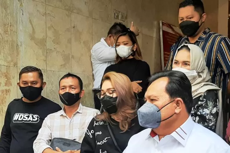 Ayu Ting Ting bersama orang tuanya menjalani pemeriksaan dalam kasus pembullyan yang dilakukan akun gundik_empang.