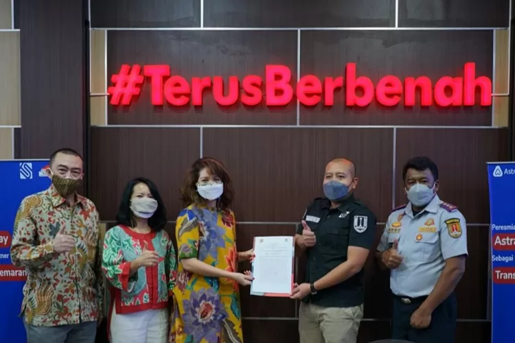 Dari kiri Chief Operating Officer AstraPay Ricky Gunawan, Chief Marketing Officer AstraPay Reny Futsy Yama, Chief Executive Officer AstraPay Meliza Musa Rusli, Plt Kepala BLU UPTD Trans Semarang Hendrix Setiawan dan Sekretaris Dinas Perhubungan Kota Semarang Kusnandir. (Dok AstraPay )