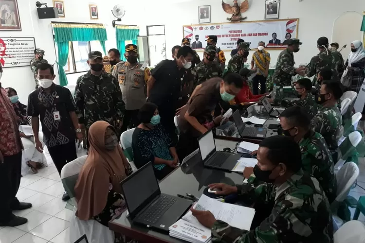 Penyerahan bantuan tunai kepada PKL di Kodim 0714 Salatiga.  (Dok Kodim 0714 Salatiga)