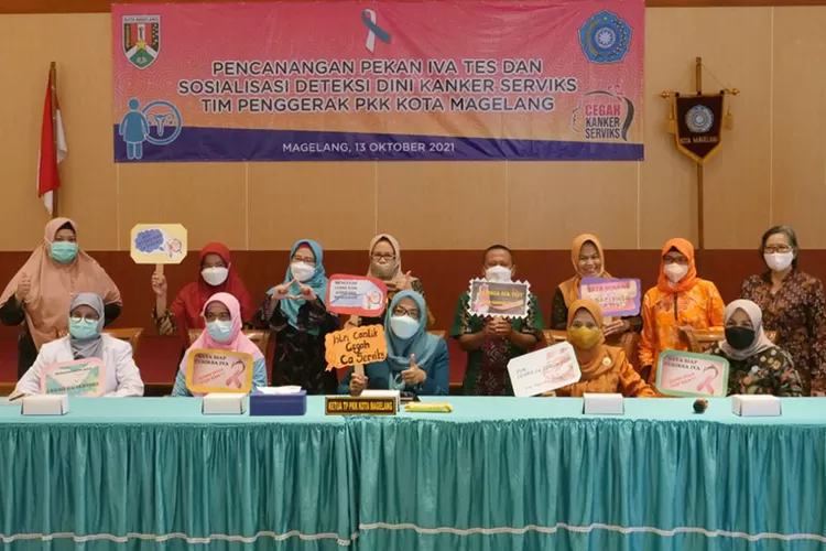 Ketua TP PKK Kota Magelang Niken Ichtiaty Nur Aziz mencanangkan Pekan IVA Test dan Sosialisasi Deteksi Dini Kanker Serviks untuk kesehatan perempuan Kota Magelang. ( Dok Pemkot Magelang)