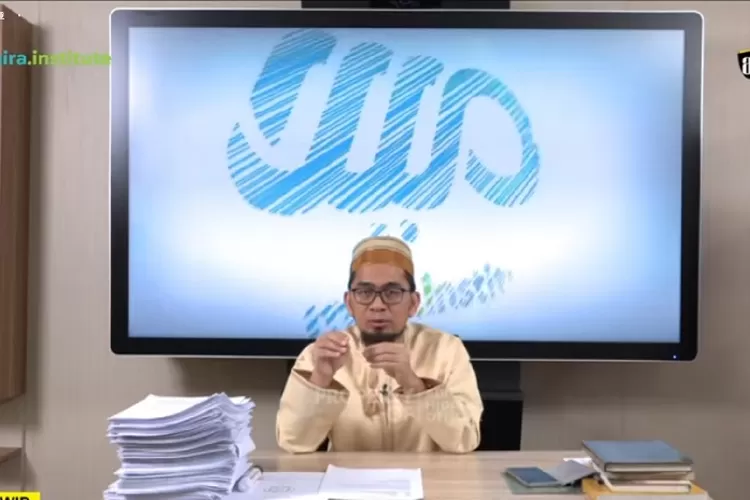 Ustadz Adi Hidayah dalam kegiatan Live UAH Bertanya Jamaah Menjawab pada Rabu 13 Oktober 2021 (Youtube/Adi Hidayat Official)