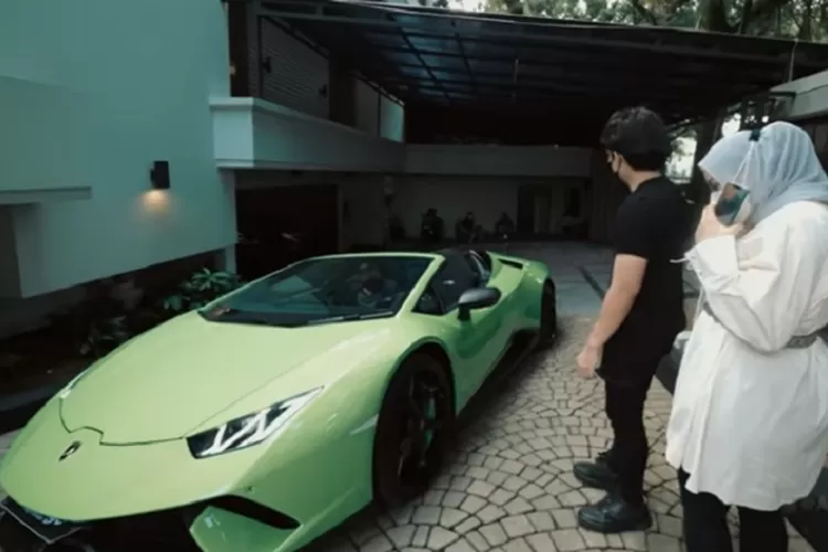Lamborghini yang diberikan seorang pria untuk Aurel Hermansyah, istri YouTuber Atta Halilintar (Pikiran Rakyat Tasikmalaya)