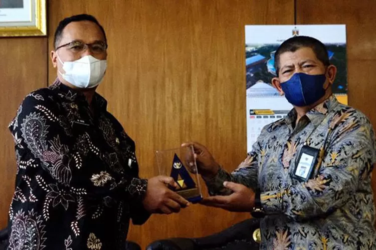 Kepala Kantor Pelayanan Perbendaharaan Negara (KPPN) Magelang Nur Hidayat menyerahkan piagam dan plakat Wajar Tanpa Pengecualian (WTP) pada Wali Kota Magelang dr Muchamad Nur Aziz.  (Foto: Dok. Pemkot Magelang)