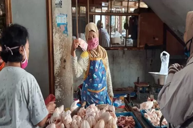 Seorang pedagang daging ayam saat melayani pembeli di Pasar Tradisional Sidodadi Solo, Jumat (15/10/2021).  (ANTARA/Bambang Dwi Marwoto.)
