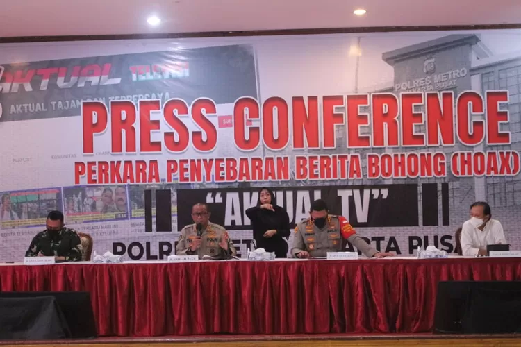 Petugas kepolisian melakukan konferensi pers mengenai Aktual TV. (PMJ News)