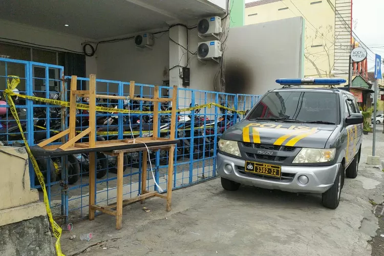 Kantor Pinjaman Online di Sleman diberi garis polisi dan dijaga ketat usai digrebek. (Foto: Samento Sihono)