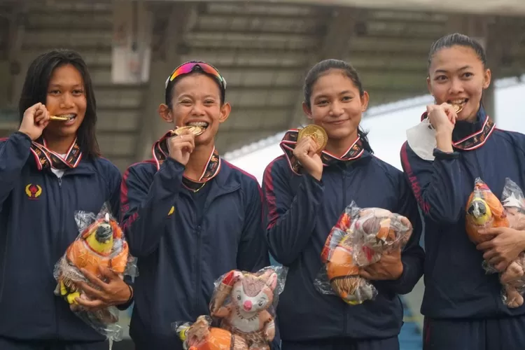 Tim Atletik Estafet 4 x100 meter putri yang diperkuat dua pelari Kabupaten Bogor, Tyas Murtiningsih dan Raden Roselin Fikananda (Pikiran Rakyat Bogor/KONI JABAR)