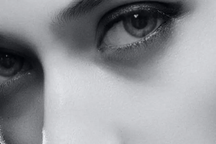 Mata kedutan adalah pertanda, mitos atau fakta? (Dok.pexels.com/AlexanderKrivitskiy)