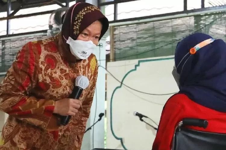 Menteri Sosial Tri Rismaharini saat melakukan kunjungan kerja di Sumbawa, NTB . (Instagram/Kemensos)