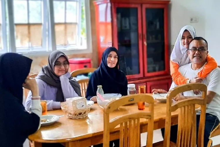 Keluarga Besar Saiful Mahdi tengah makan bersama usai Terbebas dari LapasAmnesti Dikabulkan. (Instagram/@mohmahfudmd)