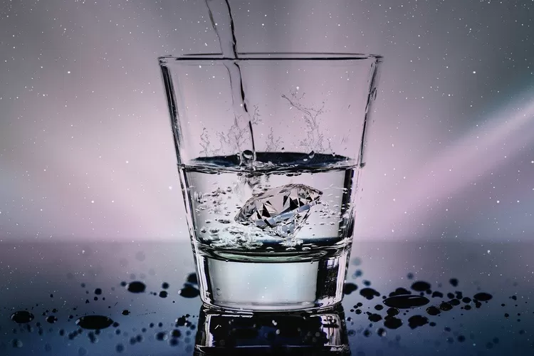 Ilustrasi minuman air putih  (cocoparisienne dari Pixabay )