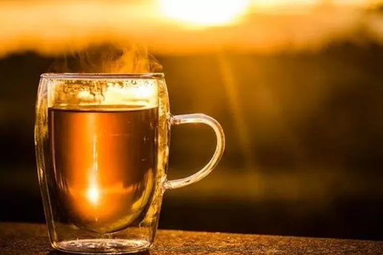 Menikmati secangkir teh yang dapat mengatasi stres (Pixabay.com)