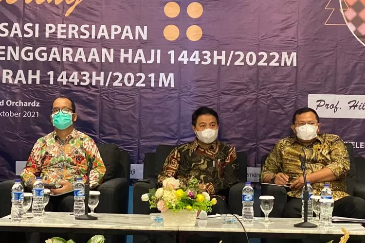 Direktur Jenderal Penyelenggaraan Haji dan Umrah Kementerian Agama Hilman Latief (tengah) saat menghadiri media gathering di Jakarta, Senin (18/10/2021).  ((ANTARA/Hreeloita Dharma Shanti))