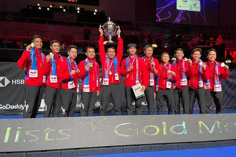Para juara yang berhasil menyabet tropi emas dalam ajang Thomas Cup 2020 (Instagram/@ina_badminton)