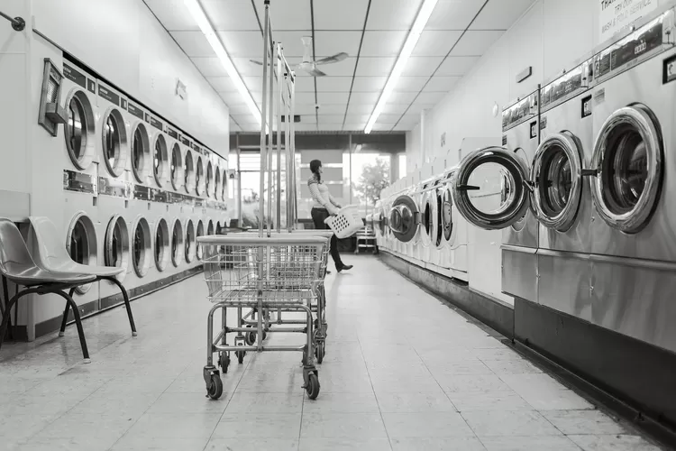 Ilustrasi mencuci baju di sebuah laundry  (Ryan McGuire dari Pixabay )