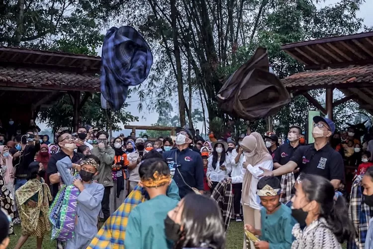 Menparekraf Sandiaga Uno bermain permainan tradisional bersama anak-anak di Desa Wisata Saung Ciburial, Garut, Jawa Barat. (Dok/Kemenparekraf.go.id)