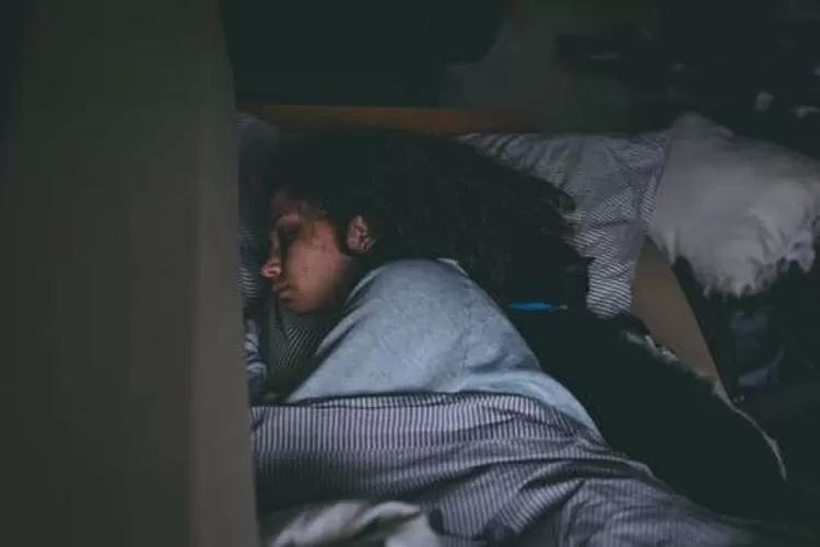 Lampu yang Menyala Saat Tidur di malam hari berpengaruh terhadap kualitas tidur (Pexels/Craig Adderley)