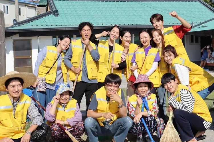 Warga Desa Gongjin di Drama Hometown Cha Cha Cha (Illusomina)