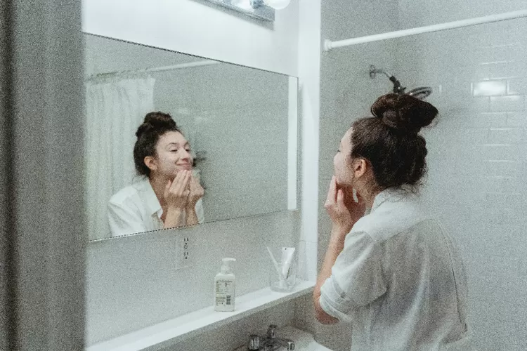 Ilustrasi mencuci muka dengan sabun (Miriam Alonso dari Pexels)