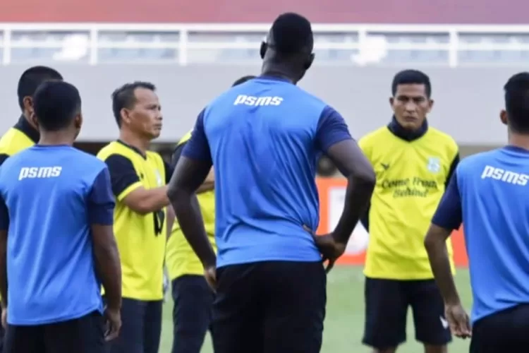 Pelatih PSMS, Ansyari Lubis memimpin latihan skuatnya. Sore ini, PSMS siap kalahkan PSPS.