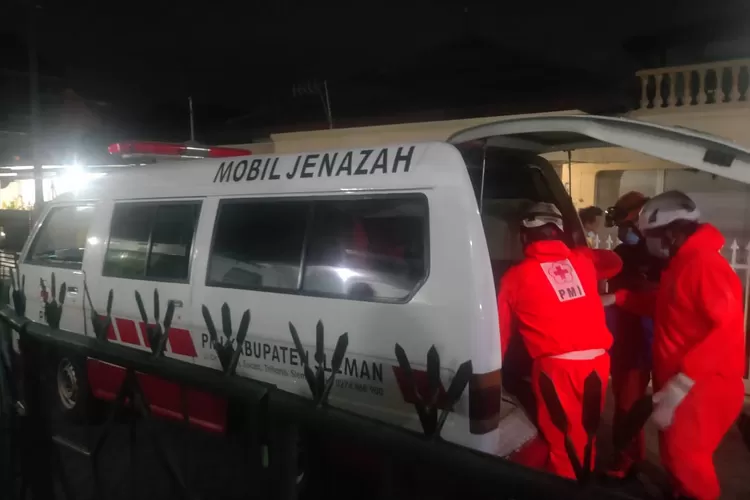 Petugas mengevakuasi mayat mahasiswi yang ditemukan tewas di kos. (Foto: dokumentasi Polsek Depok Barat)