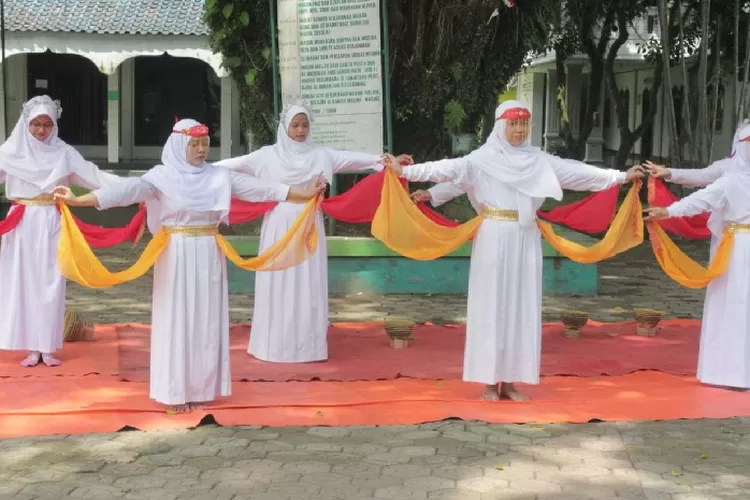 Tarian Angsa para Santri Al Mukhlisin memeriahkan Hari Santri Nasional 2021 (Rosyka/Bogor Times)