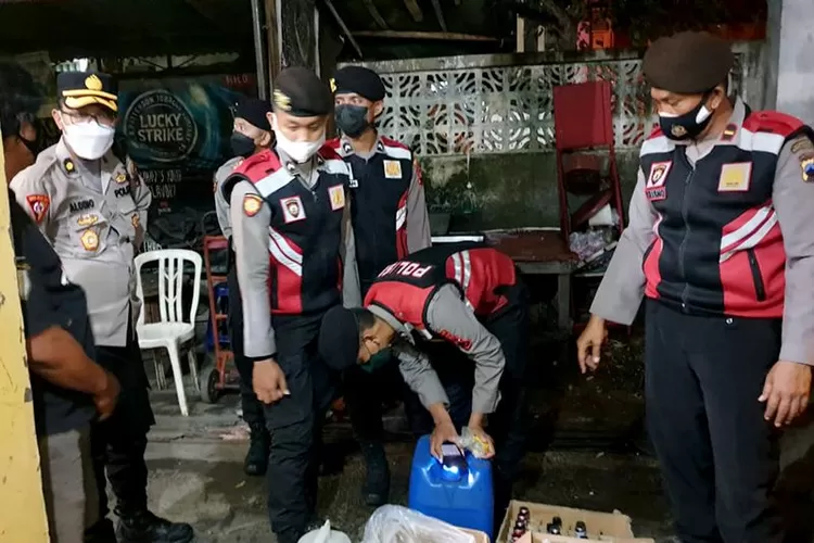 Kabag Ops Polresta Banyumas Kompol Aldino Agus Anggoro (kiri) saat mendatangi warung milik AS di Kompleks Pertokoan Kebondalem, Purwokerto, Kamis (21/10/2021) malam, dalam rangka razia terhadap peredaran minuman beralkohol.  (ANTARA/HO-Polresta Banyumas)