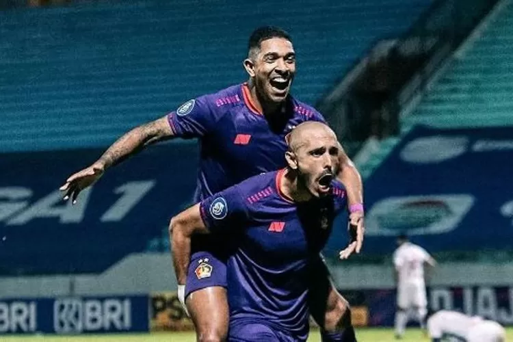 Dionatan Machado dan Youssef Ezzejjari pemain Persik Kediri merayakan kemenangan timnya, Persik Kediri, atas Persipura Jayapura (Instagram/@persikkediriofficial)