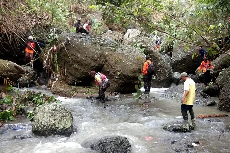 Petugas gabungan Badan SAR Nasional Cilacap mencari seorang warga yang hilang akibat tenggelam di Sungai Sampang, Desa Sampang, Kecamatan Sempor, Kabupaten Kebumen, Sabtu (23/10/2021).  (Foto: ANTARA/dokumen Badan SAR Nasional Cilacap )