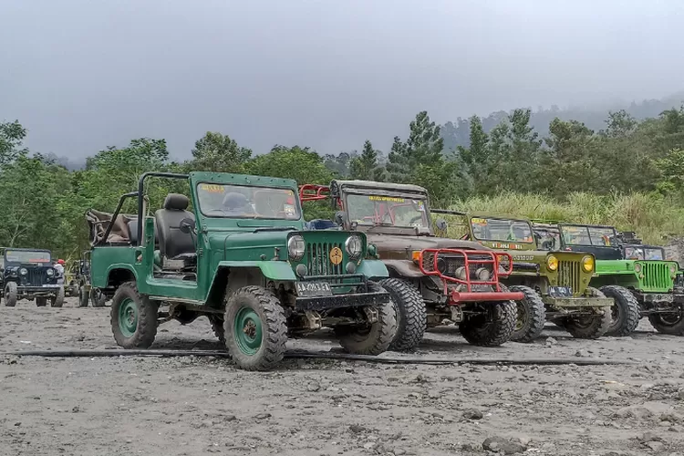 Rombongan Jeep parkir di  Bunker Kaliadem (Dokumentasi Bogor Times/Syahrul)