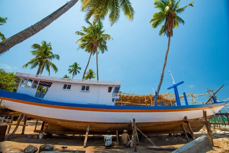  kapal pinisi ikon Kota Bulukumba, Provinsi Sumatera selatan sebagai salah satu destinasi wisata (kemenparekraf.go.id)