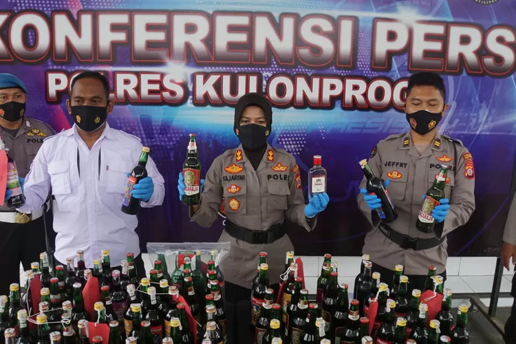Ungkap kasus peredaran miras hasil Operasi Cipta Kondisi di Mapolres Kulonprogo. (Amin Kuntari)