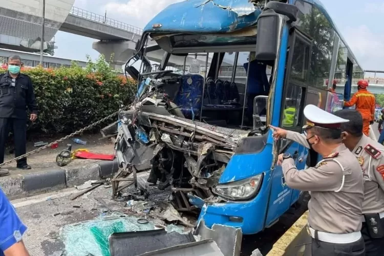 Kecelakaan Beruntun, Sopir TransJakarta Tewas - ENBe Indonesia