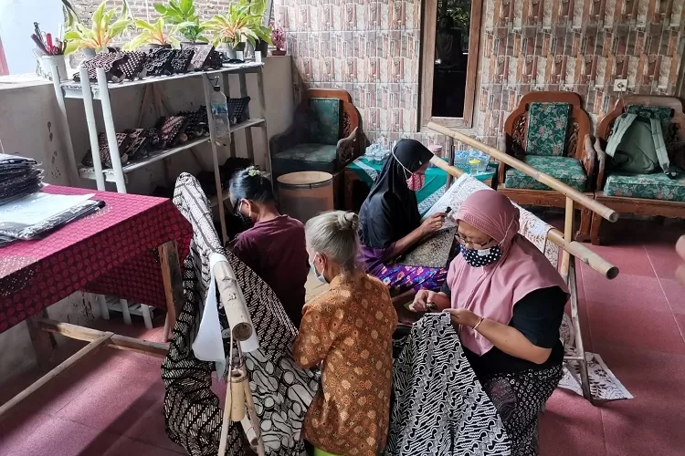 Tahapan membuat kain batik yang didampingi Tim Abdimas UNY. (Foto: Dokumen Tim Abdimas UNY)