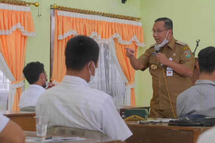 inas Pertanian dan Pangan (Disperpa) Kota Magelang memprakarsai pelatihan ikan hias (live setting aquascape). Kegiatan sebagai wujud komitmen pemerintah dalam meningkatkan kapasitas pengetahuan dan keterampilan masyarakat dalam berwirausaha perikanan.  (Dok.Prikompim Kota Magelang)