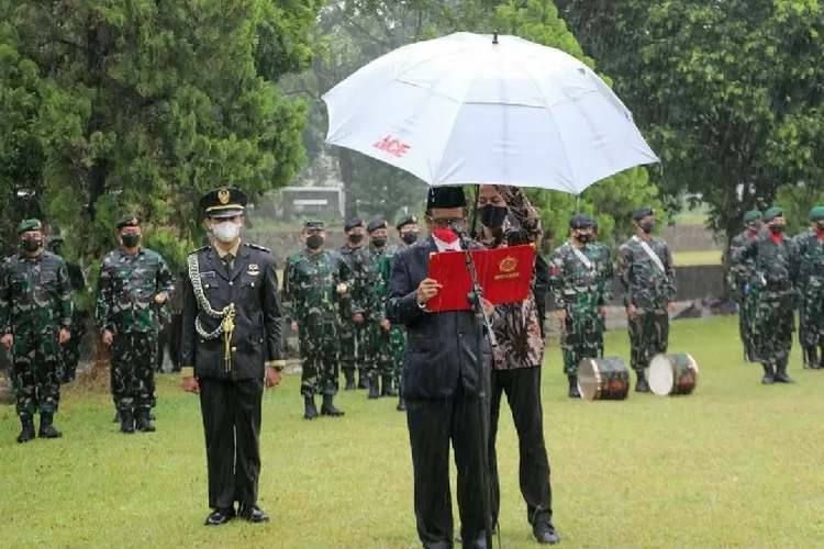 Upacara Pemakaman eks Menteri Sekretaris Negara Sudi Silalahi yang dipimpin Mahfud MD. (Instagram/@mahfudmd)