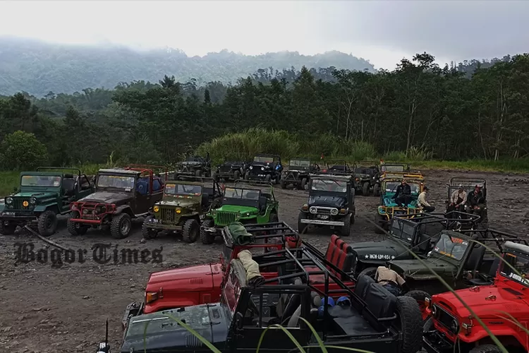 Jeep pembawa wisatwan terpatkir di Bunker Kaliadem (Dokumentasi Bogor Times /Syahrul)
