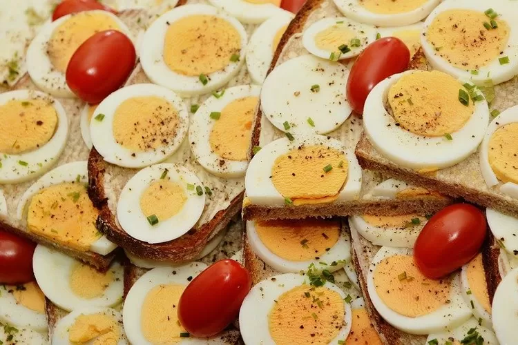 telur rebus untuk sarapan pada pagi hari ( Pixabay/Conger Design)