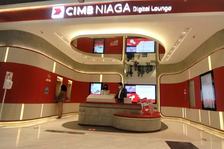 Sejumlah nasabah saat mengakses CIMB Niaga Digital Lounge.  (Dok CIMB Niaga)