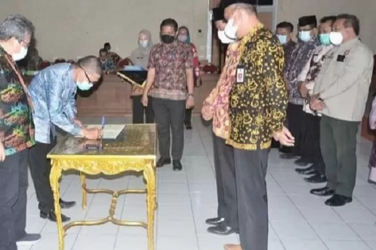 Sekda Batang Hari dan Sekda Tanjabbar Menyaksikan Penandatangan Kerjasama Antara OPD Batang Hari dan Tanjabbar (Klikanggaran/@anuza)