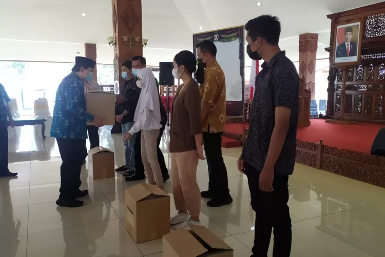 Penyerahan bantuan pada anak yatim piatu akibat Covid-19. (Dok Prokompim Pemkot Magelang)